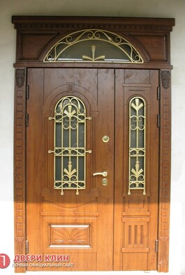 Парадная дверь с фрамугой, ковкой и стеклом