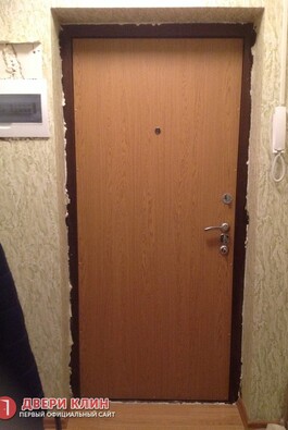 Входная дверь в квартиру с панелью из ламината цвета миланский орех