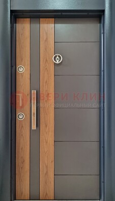 Коричневая входная дверь c МДФ панелью ЧД-01 в частный дом в Новосибирске