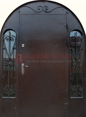 Арочная дверь со стеклом и ковкой ДА-16 под старину в Новосибирске