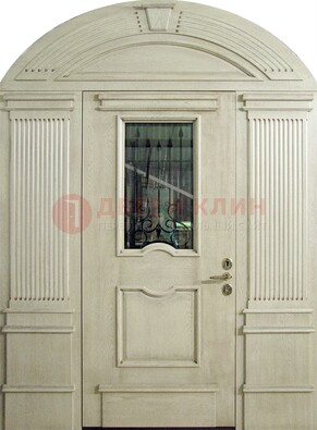 Белая входная дверь массив со стеклом и ковкой ДА-49 в Новосибирске