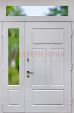 Белая полуторная железная дверь со стеклом и фрамугами ДФГ-10 в Новосибирске