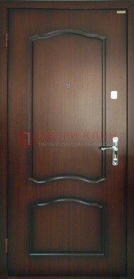 Коричневая стальная дверь с МДФ ДМ-138 для квартиры в Новосибирске