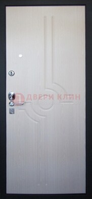 Белая металлическая дверь с МДФ ДМ-172 в квартиру в Новосибирске