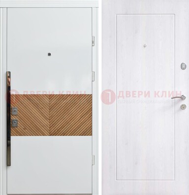 Белая железная дверь МДФ горизонтальной вставкой ДМ-265 в Новосибирске