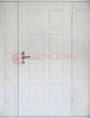 Белая входная дверь для коттеджа с МДФ ДМ-536 в Новосибирске