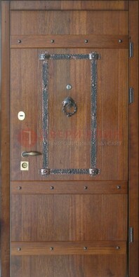 Темная стальная дверь с массивом дуба с ковкой ДМД-37 в Новосибирске