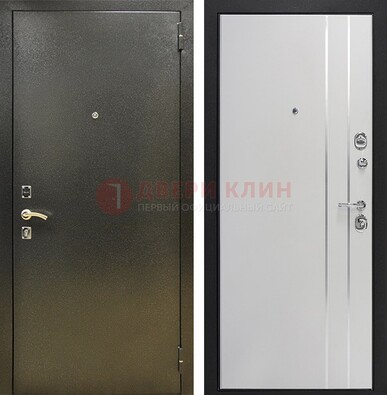Железная темная дверь с порошковым покрытием и белая МДФ с молдингами  ДП-296 в Новосибирске
