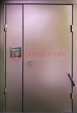 Коричневая стальная дверь в подъезд ДПД-1 в Новосибирске