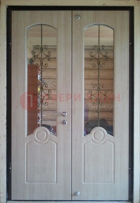 Парадная дверь со стеклянными вставками и ковкой ДПР-23 в деревянный дом в Новосибирске