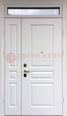 Белая двухстворчатая металлическая дверь со стеклом ДС-63 в Новосибирске