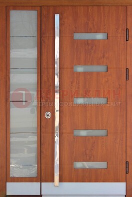Коричневая металлическая дверь со стеклом ДС-72 в Новосибирске