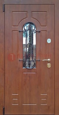 Темная железная дверь со стеклом и ковкой в коричневом цвете ДСК-154 в Новосибирске
