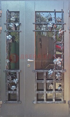 Распашная уличная дверь Порошок со стеклом и ковкой ДСК-221 в Новосибирске