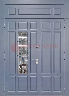 Серая двухстворчатая дверь Винорит со стеклом и ковкой ДСК-234 RAL 7024 в Новосибирске