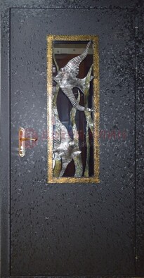 Металлическая дверь со стеклом и ковкой ДСК-82 для крыльца 