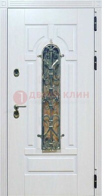 Белая остекленная металлическая дверь с ковкой ДСК-98 в Новосибирске