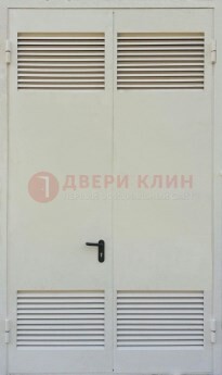 Белая металлическая техническая дверь с вентиляционной решеткой ДТ-6 в Новосибирске