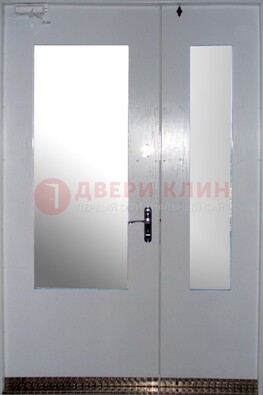 Белая  тамбурная дверь со стеклянными вставками ДТМ-18 в Новосибирске