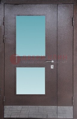 Коричневая тамбурная дверь со стеклянными вставками ДТМ-21 в Новосибирске