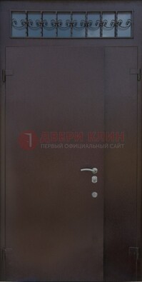 Коричневая тамбурная дверь со стеклянными вставками и ковкой ДТМ-39 в Новосибирске