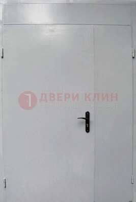 Белая металлическая тамбурная дверь ДТМ-5 в Новосибирске