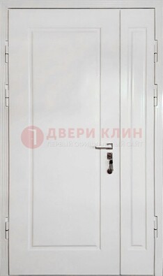 Полуторная металлическая дверь с МДФ в белом цвете ПЛ-24 в Новосибирске