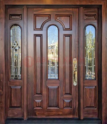 Железная классическая дверь с массивом дуба и витражом ВЖ-18 в Новосибирске